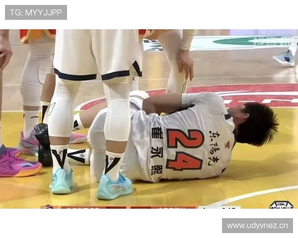 亚姆卡姆回传失误险酿乌龙方镜淇及时解围无奈摊手显紧张气氛